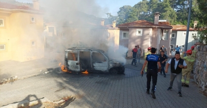 MARMARİS’TE BİR ŞAHIS KENDİ ARAÇLARINI VE EVİNİ ATEŞE VERDİ 