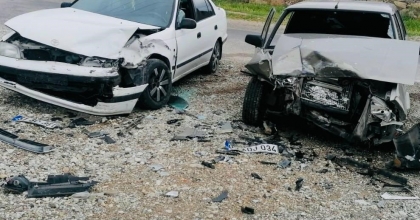 OTOMOBİLLER KAFA KAFAYA ÇARPIŞTI