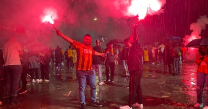 GALATASARAYLI EŞİNİ, FENERBAHÇE FORMASIYLA KUTLAMALARA GÖTÜRDÜ  
