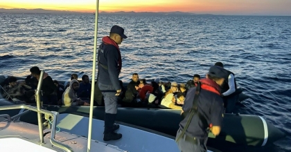  İZMİR AÇIKLARINDA 29 DÜZENSİZ GÖÇMEN YAKALANDI