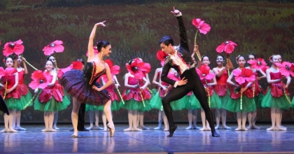 İZMİR'DE BALERİNLERİN GÖSTERİSİ HAYRAN BIRAKTI