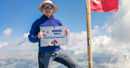 AYDINLI DAĞCI, 2 BİN 998 METREYE TIRMANDI   