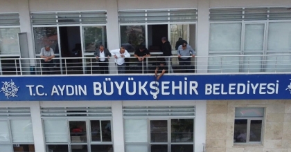 ÖNCEKİ YÖNETİM İNDİRDİ, BAŞKAN ÖZEL KENDİ ELİYLE YENİDEN ASTI  