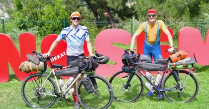 İNGİLİZ BABA-OĞULDAN DEPREMZEDELERE DESTEK  