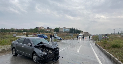 2 ARACIN ÇARPIŞTIĞI KAZADA 4 KİŞİ YARALANDI  