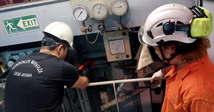 İZMİR’DE YÜK GEMİSİNE OPERASYON