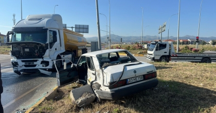 KIRMIZI IŞIK İHLALİ YAPAN ÇEKİCİ OTOMOBİLE ÇARPTI