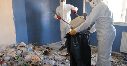 YAŞLI ADAMIN EVİNDEN 1 KAMYON ÇÖP ÇIKTI  