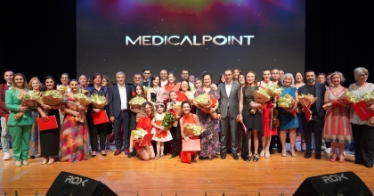 İZMİR’DE UNUTULMAZ GECE: HASTALAR VE HEKİMLER AYNI SAHNEDE  