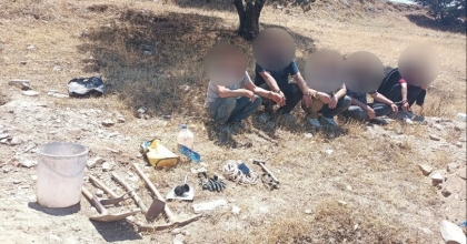 DEFİNECİLERİ JANDARMA KAZDIKLARI ÇUKURDAN ÇIKARDI   