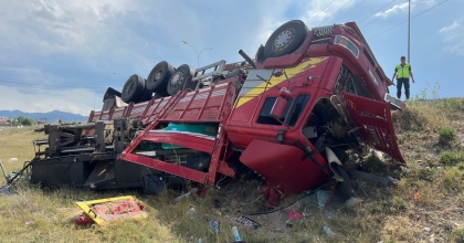 MAKİNE YÜKLÜ KAMYON DEVRİLDİ, SÜRÜCÜSÜ YARALANDI  