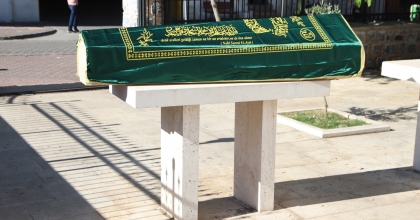 CAMİYE BIRAKILAN TABUT İÇİNDEKİ CENAZE MERAK KONUSU OLDU  