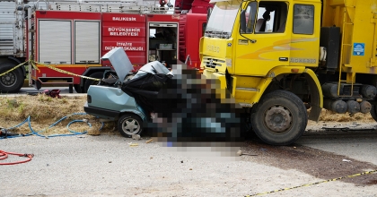 BALIKESİR- İZMİR YOLUNDA TRAFİK KAZASI: 3 ÖLÜ, 1 YARALI  