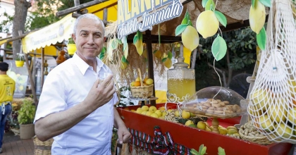 BAŞKAN ÖZÇELİK TESCİLLİ FISTIKLI LİMONATAYI TANITTI  