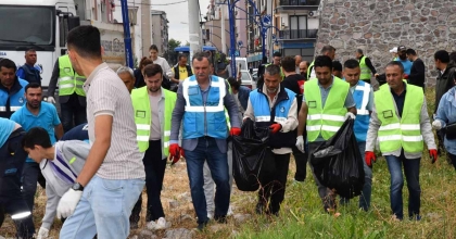 BELEDİYE BAŞKANI VE İŞÇİLER 3,5 SAAT ÇÖP TEMİZLEDİ