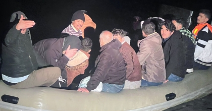 BİR GÖÇMEN KAÇAKÇISI YAKALANDI  