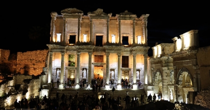 EFES ANTİK KENTİ’NDEKİ ‘GECE MÜZECİLİĞİ’ LANSMANINA YOĞUN İLGİ