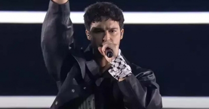 ERIC SAADE'NİN EUROVISION SAHNESİNDEKİ KEFİYE DETAYI 