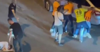 GALATASARAY VE FENERBAHÇELİ TARAFTARLAR BİRBİRİNE GİRDİ  