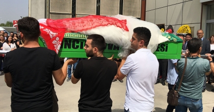 GELİNLİK SARILI TABUTLA SON YOLCULUĞUNA UĞURLANDI