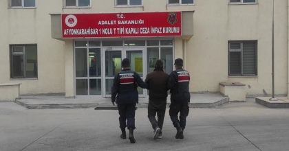 GÖÇMEN KAÇAKÇISINI JANDARMA YAKALADI  