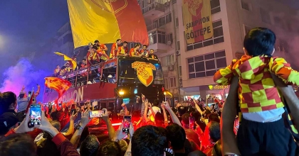 GÖZTEPE, OTOBÜSLE TARAFTARLARINI SELAMLADI 