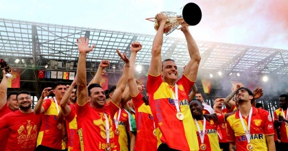 GÖZTEPE ŞAMPİYONLUK KUPASINI KALDIRDI