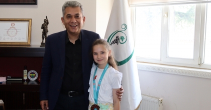 ÇAL’IN GURURU HAZAL’I BAŞKAN HAKAN ÖDÜLLENDİRDİ