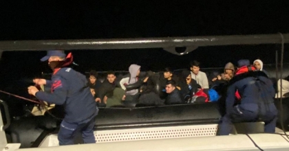 İZMİR AÇIKLARINDA 22 GÖÇMEN YAKALANDI