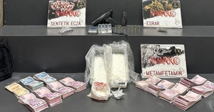 İZMİR’DE UYUŞTURUCU SEVKİYATI YAPAN MOTOSİKLETLİ YAKALANDI  