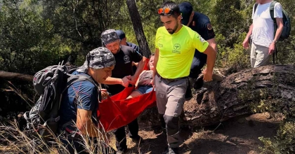 KAYAKÖY’DE YÜRÜYÜŞ YAPARKEN DÜŞEN İNGİLİZ TURİST HASTANEYE KALDIRILDI  