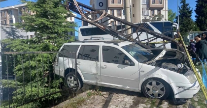 KAZA YAPTIĞI ARACINI KONTROL EDERKEN AĞIR YARALANDI