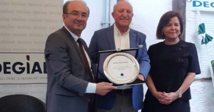 KİTABININ GELİRİNİ KIZ ÇOCUKLARINA BAĞIŞLADI