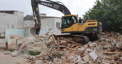 KORUMA ALANINDAKİ METRUK BİNA YIKILDI  