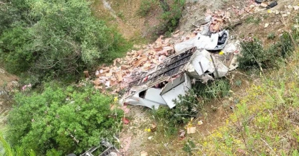 MİLAS’TA TIR UÇURUMA YUVARLANDI: 1 ÖLÜ  