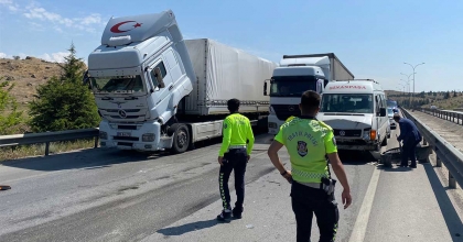 MİNİBÜS OTOMOBİLE ÇARPTI: 6 YARALI