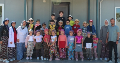 MİNİK ÖĞRENCİLER ASMA YAPRAĞI TOPLADI