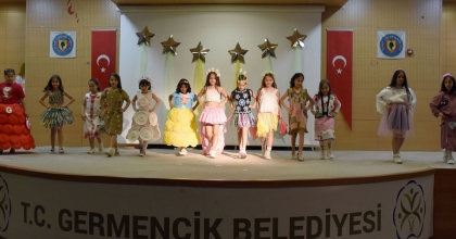 MİNİKLERİN GERİ DÖNÜŞÜM DEFİLESİ TAM NOT ALDI  