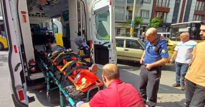 MOTOSİKLETLE OTOMOBİL ÇARPIŞTI: 1 YARALI  