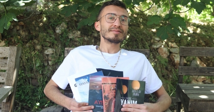 MS HASTASI GENÇ, YAZDIĞI KİTAPLARLA HAYATA TUTUNUYOR  