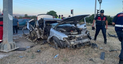 OTOMOBİL BARİYERLERE ÇARPTI: 1'Sİ AĞIR 4 YARALI  