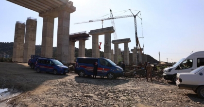 OTOYOL İNŞAATINDA VİNÇ DEVRİLDİ: 1 ÖLÜ 