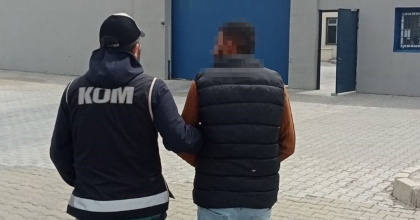 PARADA SAHTECİLİK SUÇUNDAN ARANAN ŞAHSI POLİS YAKALADI  