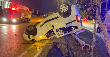 SERİK'TE REFÜJE ÇARPAN TİCARİ ARAÇ TAKLA ATTI: 1 YARALI  