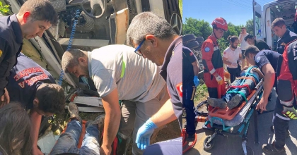 SIKIŞAN SÜRÜCÜYÜ İTFAİYE EKİPLERİ KURTARDI  