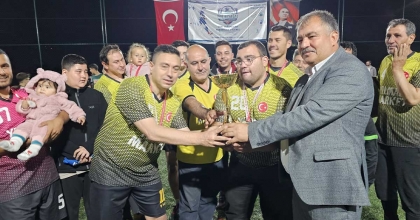 SOKAĞIN SAHİPLERİ KUPALARINI ALDI