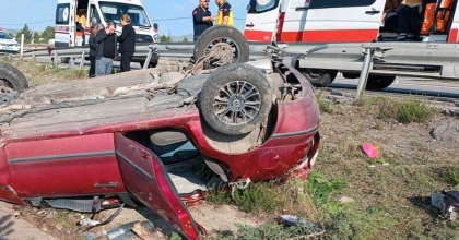 TAKLA ATIP HURDAYA DÖNEN OTOMOBİLDE 4 KİŞİ YARALANDI  