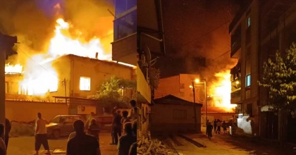 TURGUTLU'DA AHŞAP BİNADA YANGIN ÇIKTI