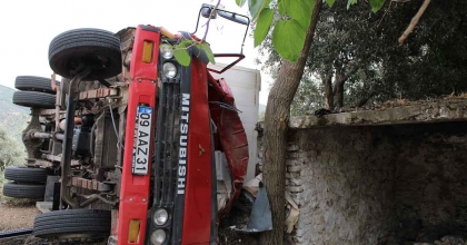 VİRAJI ALAMAYAN KAMYON DEVRİLDİ  