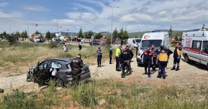 YUNANLILARIN BULUNDUĞU OTOMOBİL TAKLA ATTI: 1 ÖLÜ, 2 YARALI